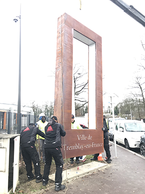 Image de la mise en place d'une signalétique touristique pour la ville de tremblay en france